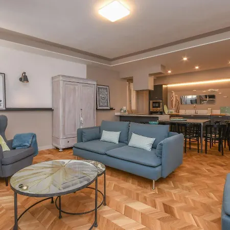 Luxury Modern By The Daire